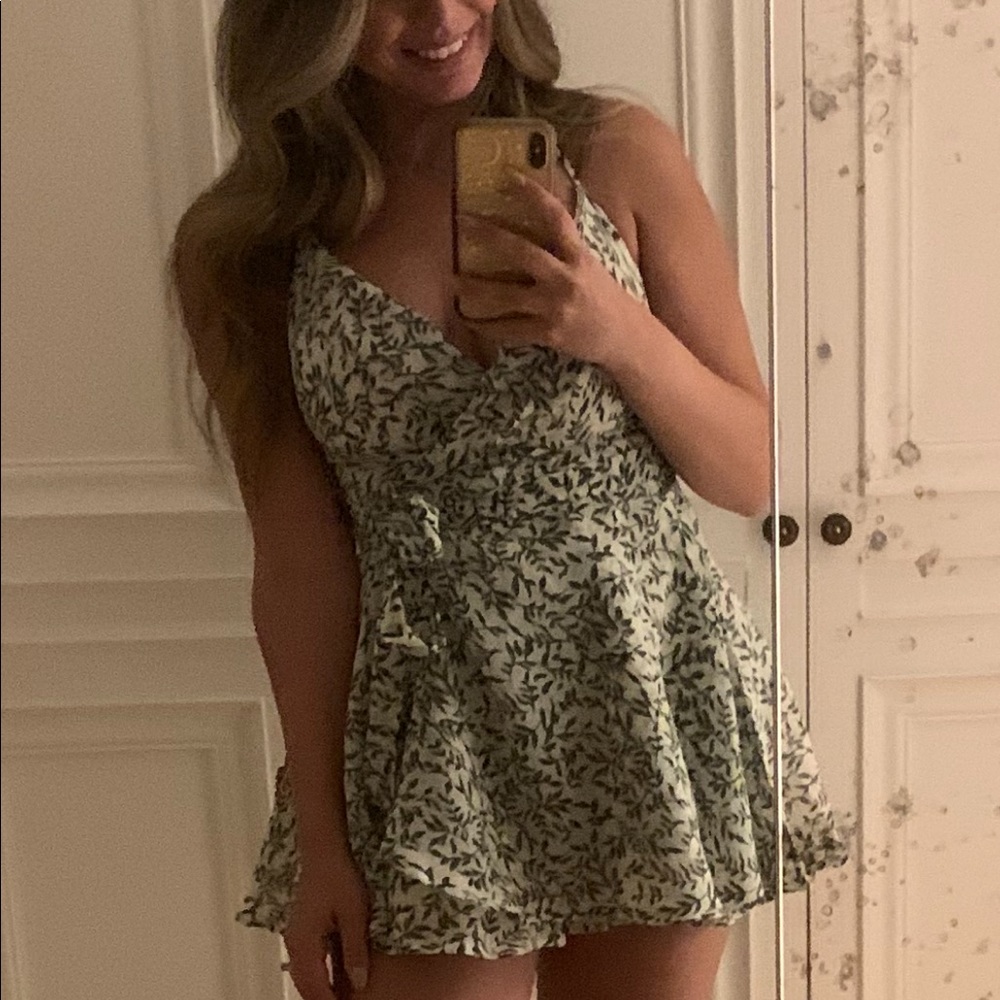 Selfie Leslie Floral wrap romper 🌿
